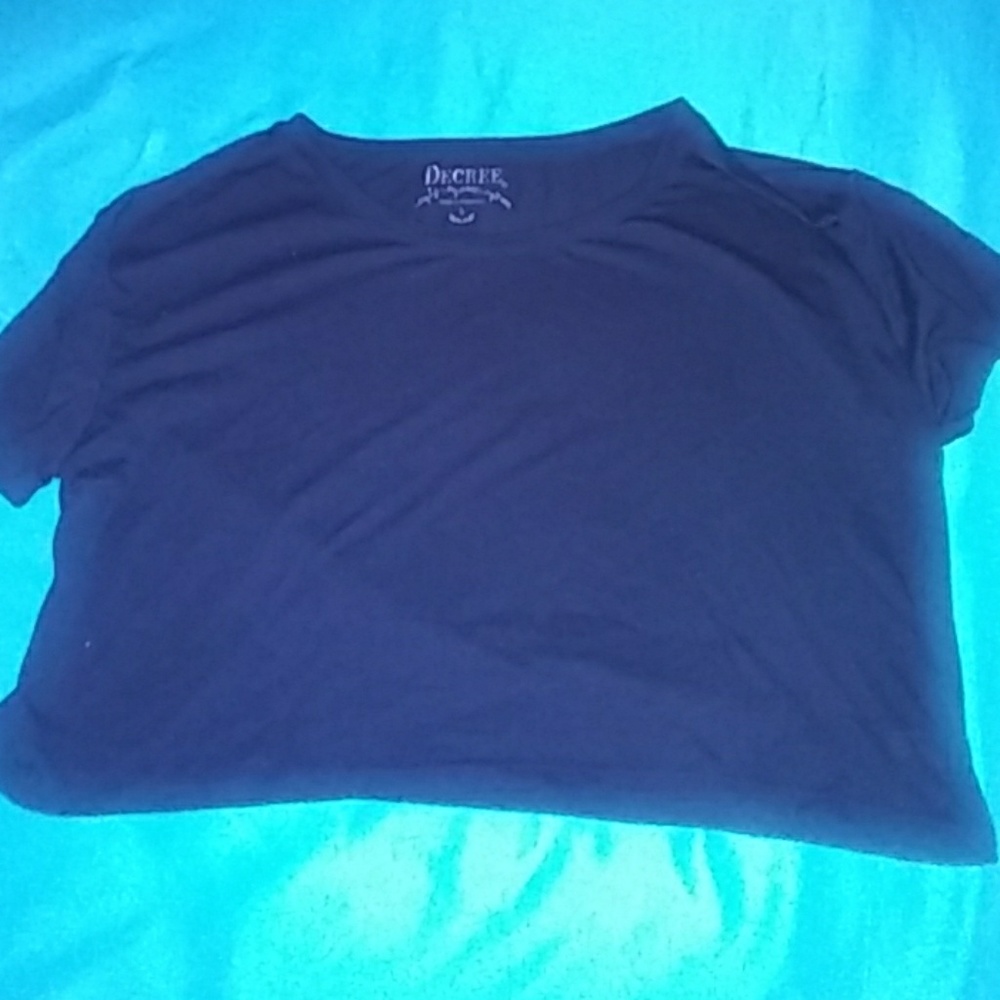 Loose-fitting black crop top